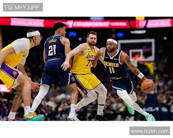 湖人队与掘金队激战正酣NBA季后赛精彩对决引发球迷热议